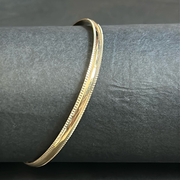 Vintage Jewelry - Women’s‎ vintage dainty gold tone bangle bracelet one size measurements shown